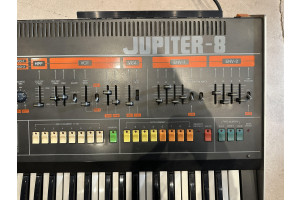 Jupiter-8 Synthétiseur analogique